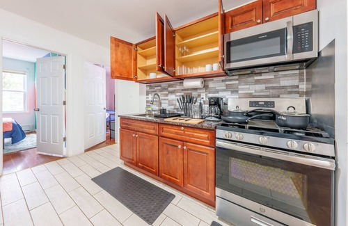 Queens Apartment | King Bed in 2nd Fl apt on Dead End St
