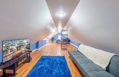 Queens Apartment | King Bed in 2nd Fl apt on Dead End St