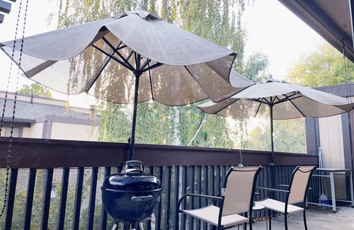 Fremont Condo | King Bed, In-Unit W/D, Carport, Balcony, Netflix
