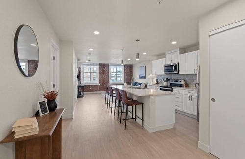 Riverside Apartment | King Bed! J & K on Main Luxury Apartment 302