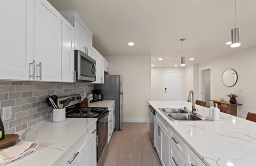 Riverside Apartment | King Bed! J & K on Main Luxury Apartment 302