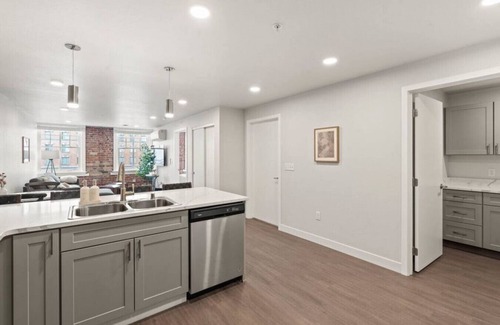 Riverside Apartment | King Bed! - J&K on Main Luxury Apartment 303