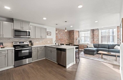 Riverside Apartment | King Bed! - J&K on Main Luxury Apartment 306