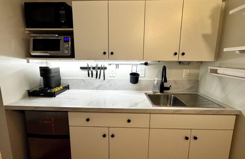 Carleton Place Apartment | King bed, Kitchenette, parking, central - upper level suite