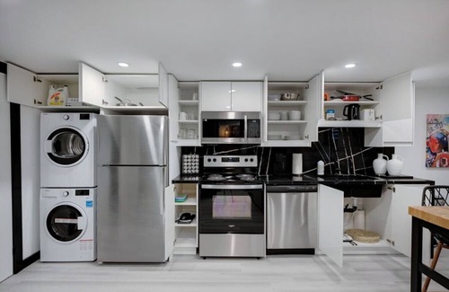 Niagara Falls Apartment | King Bed/Large Bathtub/Selfie Wall/Laundry