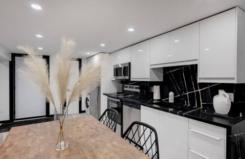 Niagara Falls Apartment | King Bed/Large Bathtub/Selfie Wall/Laundry