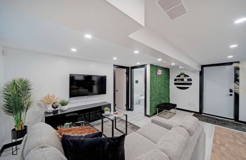 Niagara Falls Apartment | King Bed/Large Bathtub/Selfie Wall/Laundry