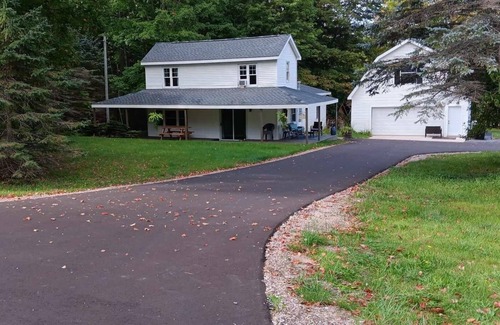 Boyne City House | KING bed master, near Lake Charlevoix! Updated, Sleeps 9. HIGH SPEED Inet