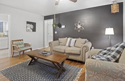 Newnan House | King bed 🛌 memory foam mattress fast wi fi 🎊 BBQ grill & close to downtown 😀