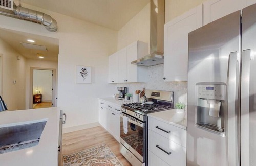 Nob Hill Apartment | King Bed| Modern Condo| Near NobHill