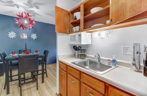 Wauwatosa Apartment | King Bed - Near Froedtert - Fast WiFi - Underground Parking