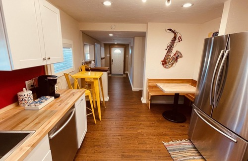Norman House | King bed - Near The Mont and OU Campus