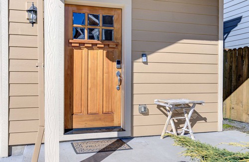 Walnut Grove House | KING BED, new comfortable 4 bedroom home in Vancouver