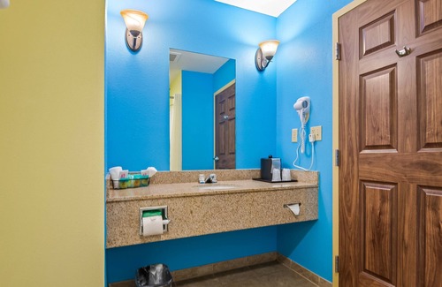 Crawfordville Hotel | King Bed Non-Smoking Pet-Friendly – Comfort & Convenience at Wildwood Inn