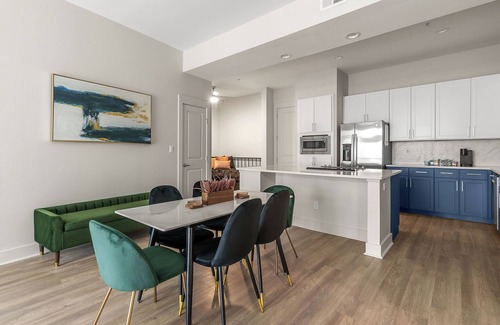 Deep Ellum Apartment | KING Bed Oasis! Deep Ellum/Gated Parking/Luxe/Close to Major Cities
