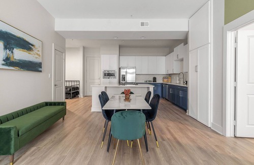 Deep Ellum Apartment | KING Bed Oasis! Deep Ellum/Gated Parking/Luxe/Close to Major Cities