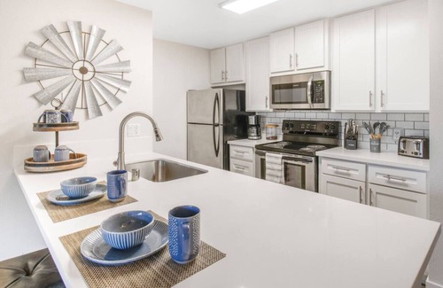 Ivey Ranch - Rancho Del Oro Apartment | King bed Oceanside No Cleaning/No Extra Guest Fee