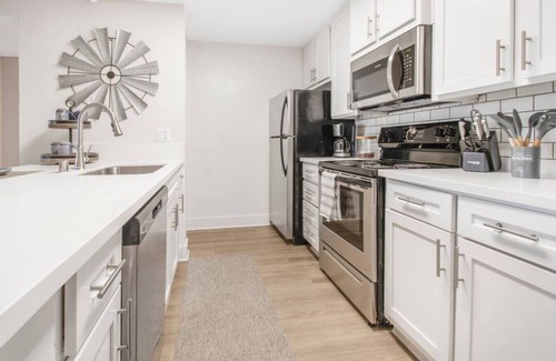 Ivey Ranch - Rancho Del Oro Apartment | King bed Oceanside No Cleaning/No Extra Guest Fee