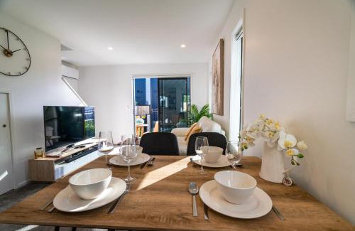 Christchurch City Centre Apartment | King bed on Hagley Park corner in the CBD