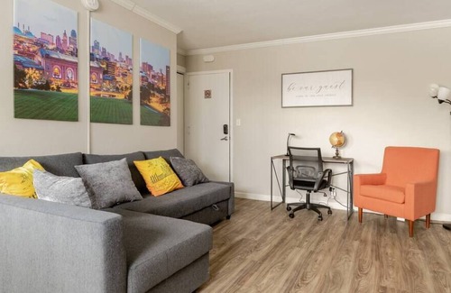 Country Club Plaza Area Apartment | King Bed Penthouse One Blk to KC Plaza Pool/Gym