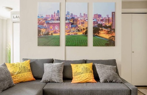 Country Club Plaza Area Apartment | King Bed Penthouse One Blk to KC Plaza Pool/Gym