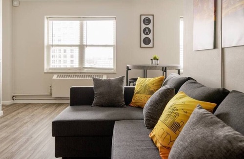Country Club Plaza Area Apartment | King Bed Penthouse One Blk to KC Plaza Pool/Gym