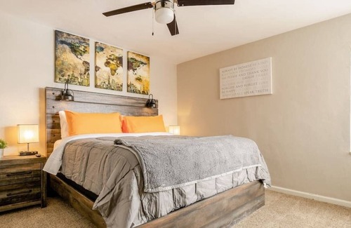 Country Club Plaza Area Apartment | King Bed Penthouse One Blk to KC Plaza Pool/Gym