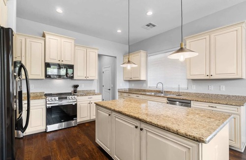 Montecito in Estrella House | King bed, Pool, Fire Pit, Office