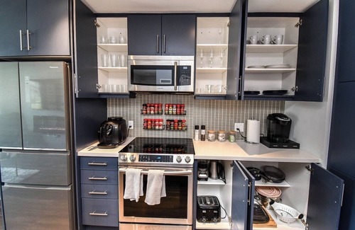 Innisfil Condo | King Bed*Pool*Fireplace*BBQ*Smart TV
