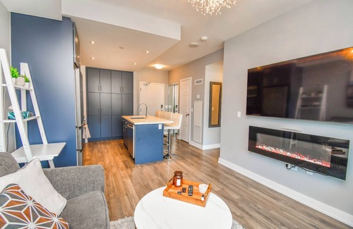 Innisfil Condo | King Bed*Pool*Fireplace*BBQ*Smart TV