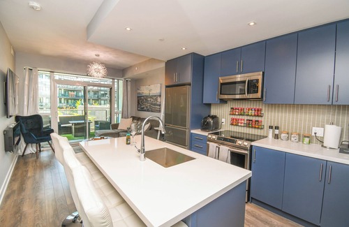 Innisfil Condo | King Bed*Pool*Fireplace*BBQ*Smart TV