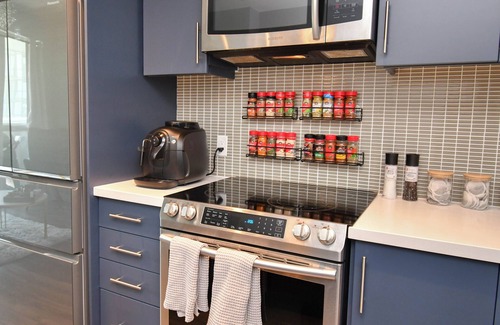 Innisfil Condo | King Bed*Pool*Fireplace*BBQ*Smart TV