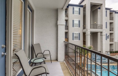 Cityplace Apartment | King Bed-Pool-Hot Tub-Gym-Uptown-Pet Friendly!