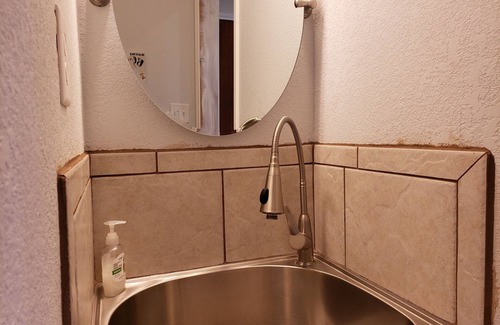 Ingram Hills Apartment | King bed, Private, Keurig, Pet Friendly, Kitchenette, Secure Parking.