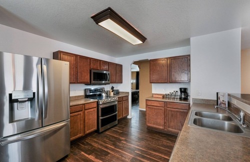 Selma House | King Bed, Private Office, Free Parking