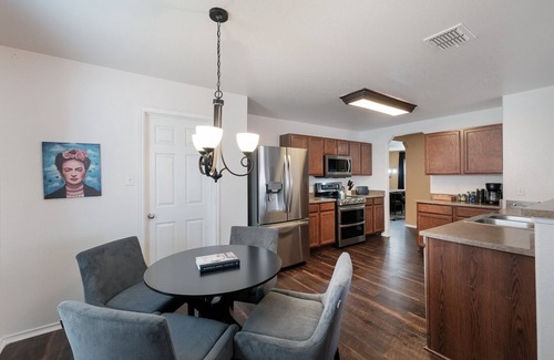 Selma House | King Bed, Private Office, Free Parking