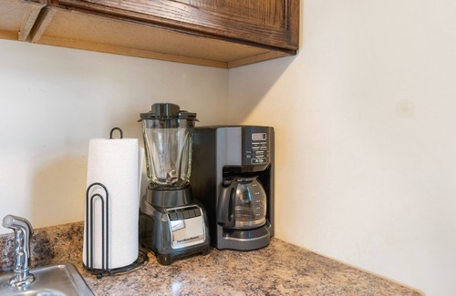 Poughkeepsie Apartment | King Bed/Private Parking/300mbps+ WiFi