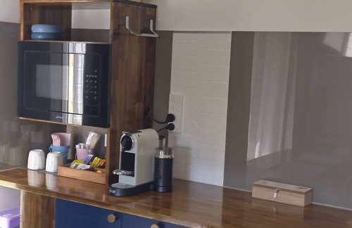 Taroomball Apartment | King bed, Recliner and Private. 1.4km to Lammermoor beach. AC and Starlink wifi