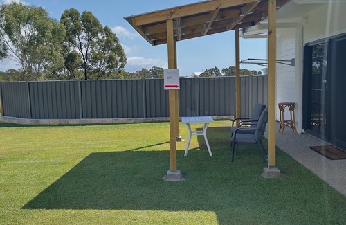 Taroomball Apartment | King bed, Recliner and Private. 1.4km to Lammermoor beach. AC and Starlink wifi