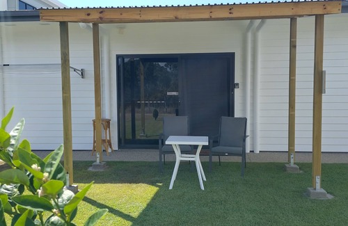 Taroomball Apartment | King bed, Recliner and Private. 1.4km to Lammermoor beach. AC and Starlink wifi