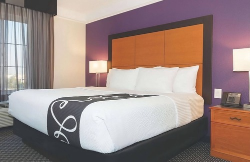 Guasti Hotel | King Bed Room at La Quinta Inn & Suites by Wyndham Ontario Airport
