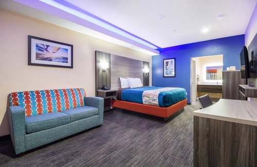 Houston House | King Bed Room, Scottish Inns, Free Parking, Sofa, Minutes from CityCentre Plaza