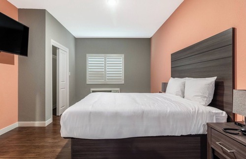 Houston Hotel | King Bed Room, Scottish Inns, Free Parking, Sofa, Minutes from CityCentre Plaza