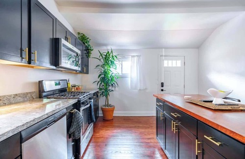 Italian Village House | King Bed - Short North - Convention - Free Parking