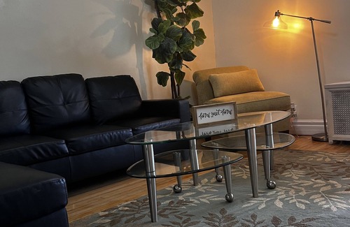 Irving Park Apartment | King Bed! Sleeps 8, WiFi, AC in vibrant Chicago one car garage parking