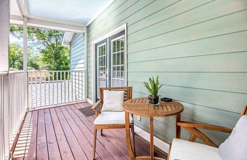 Charleston Apartment | King Bed, Soaking Tub and Outdoor Kitchen!