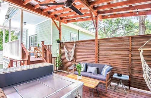 Charleston Apartment | King Bed, Soaking Tub and Outdoor Kitchen!