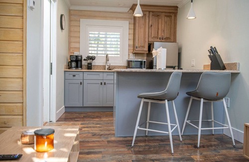 Madeira Beach Cabin | King Bed-Step to Madeira Beach-Heated Pool-Private