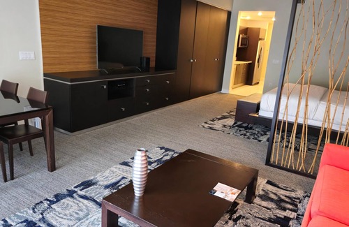 Doral Condo | King Bed Studio ADA - Pool, Dining, Parking, Spa