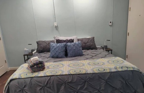 Eiber House | King Bed Studio near Downtown/Red Rocks West Colfax